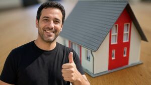 מדביר באשדוד נותן אגודל למעלה על רקע בנייני מגורים