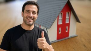 מדביר באלעד נותן אגודל למעלה על רקע בנייני מגורים