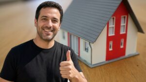 מדביר בגבעת שמואל נותן אגודל למעלה על רקע בנייני מגורים