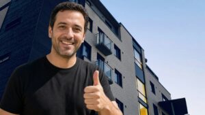 מדביר בקריית אונו נותן אגודל למעלה על רקע בנייני מגורים