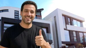 מדביר בסביון נותן אגודל למעלה על רקע בנייני מגורים