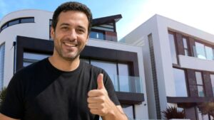 מדביר ביהוד נותן אגודל למעלה על רקע בנייני מגורים